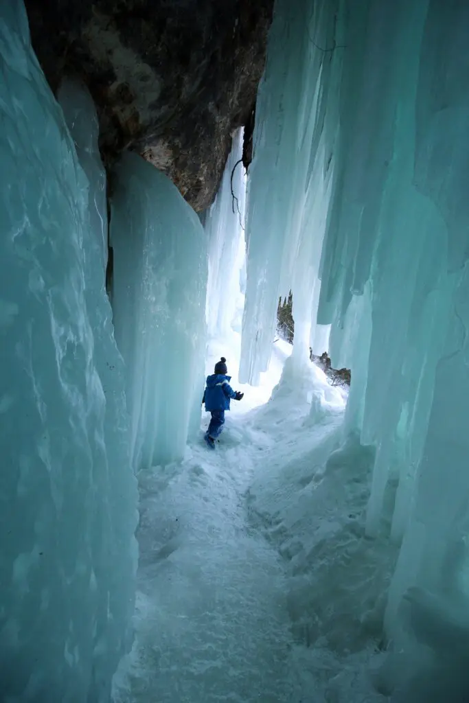 Amazing world रोंगटे खड़े कर देने वाली दुनिया के ये नजारे 6 Ice caves