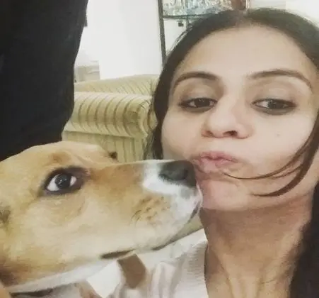 मिर्जापुर वेब सीरीज की बीना त्रिपाठी उर्फ रसिका दुगल (Rasika Dugal)के चौका देने वाले फैक्ट्स 5 Rasika dugal Cute dog