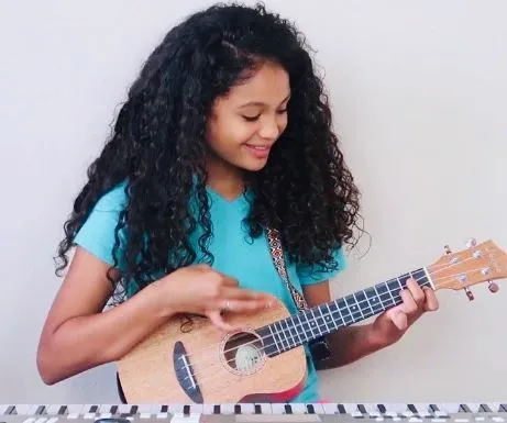 Eliana Sua Plays Guitar