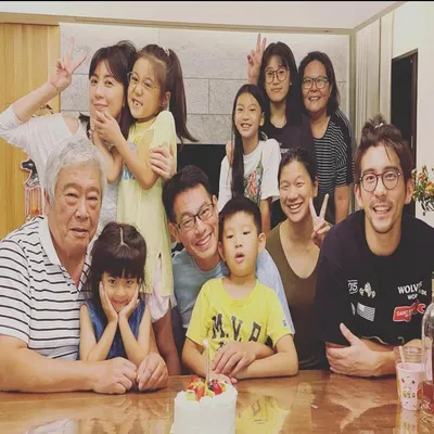 Taking happy family photos with actor Shiou Chieh-kai
