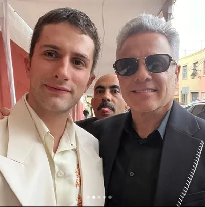 Actor Darío Yazbek taking a photo with his friend