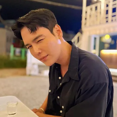 Song Ji Hyuk seen having fun in black shirt
